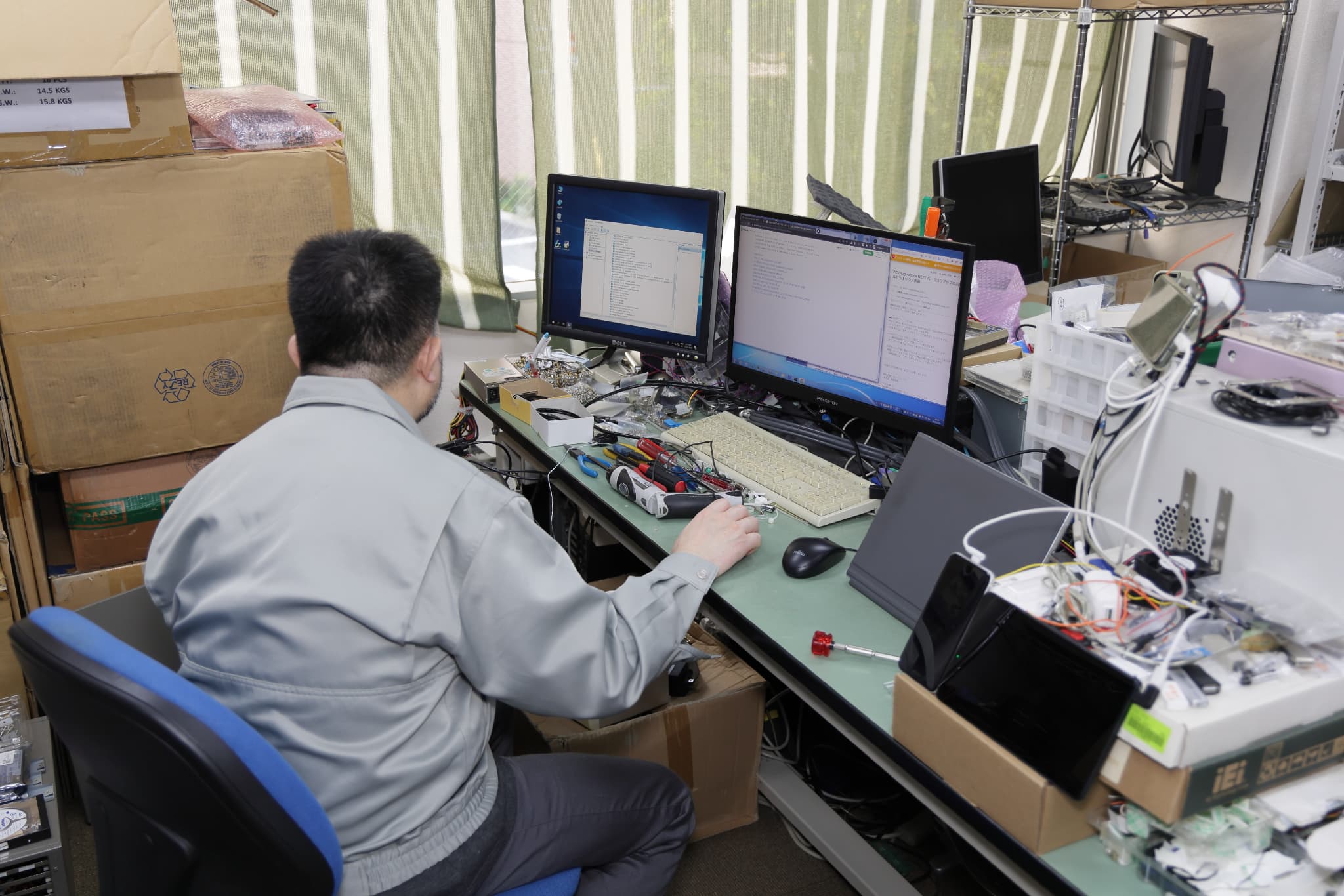 コードを記述するプログラマーと指示するディレクター