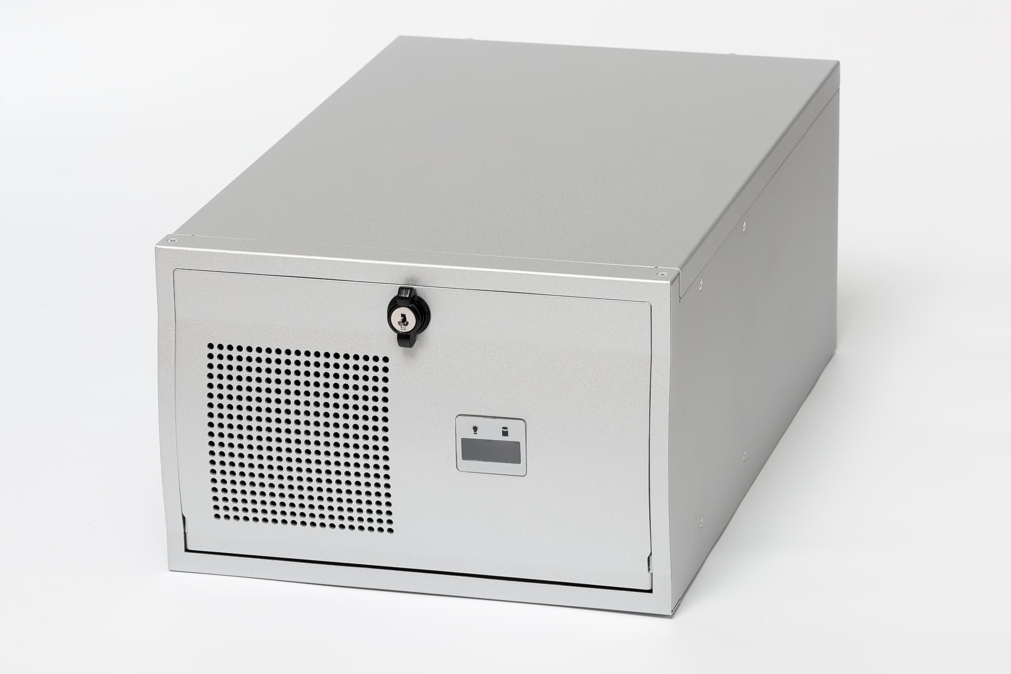 基盤にパーツを取り付ける手元