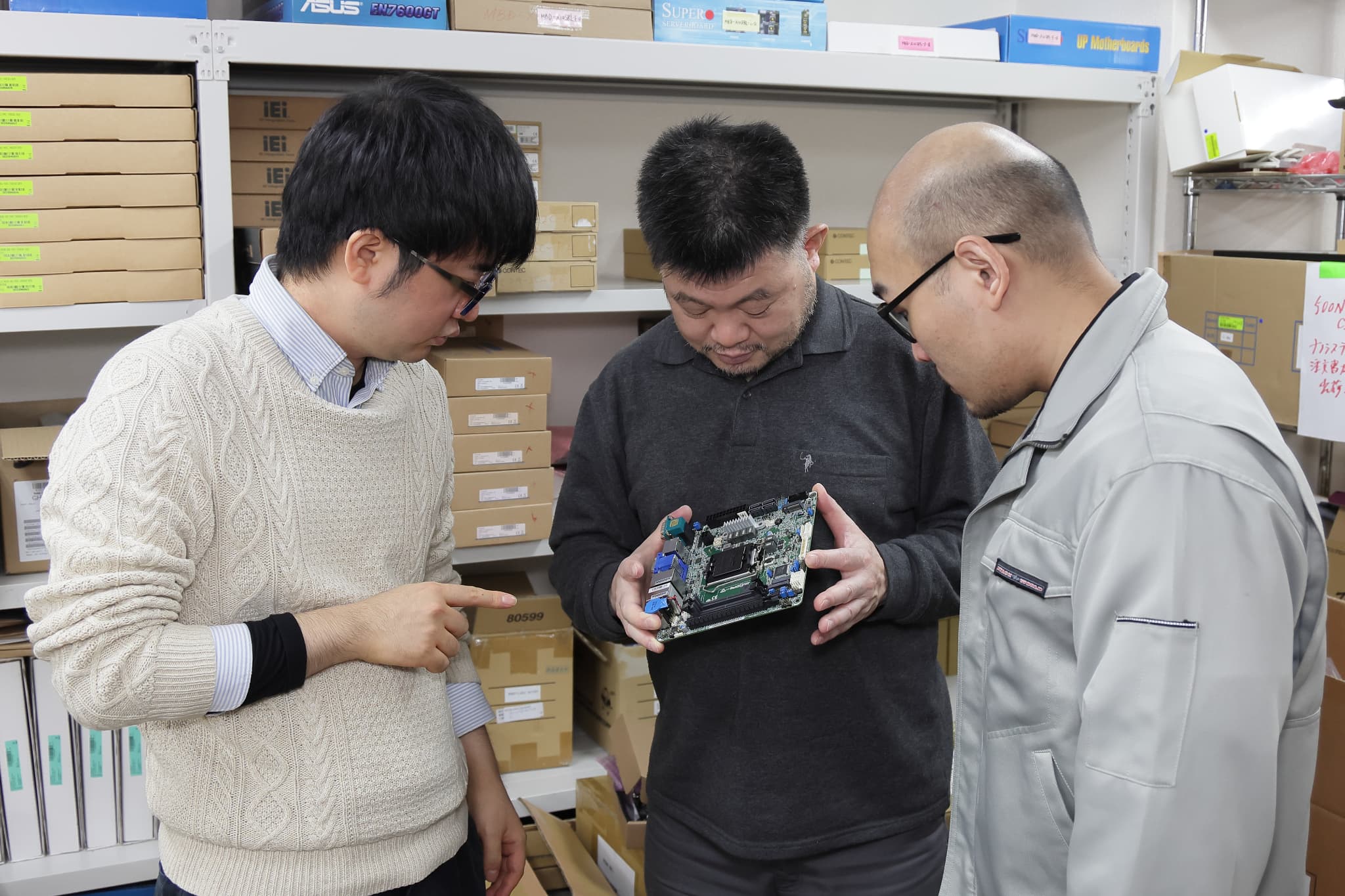 パソコンの黒い基盤とファン