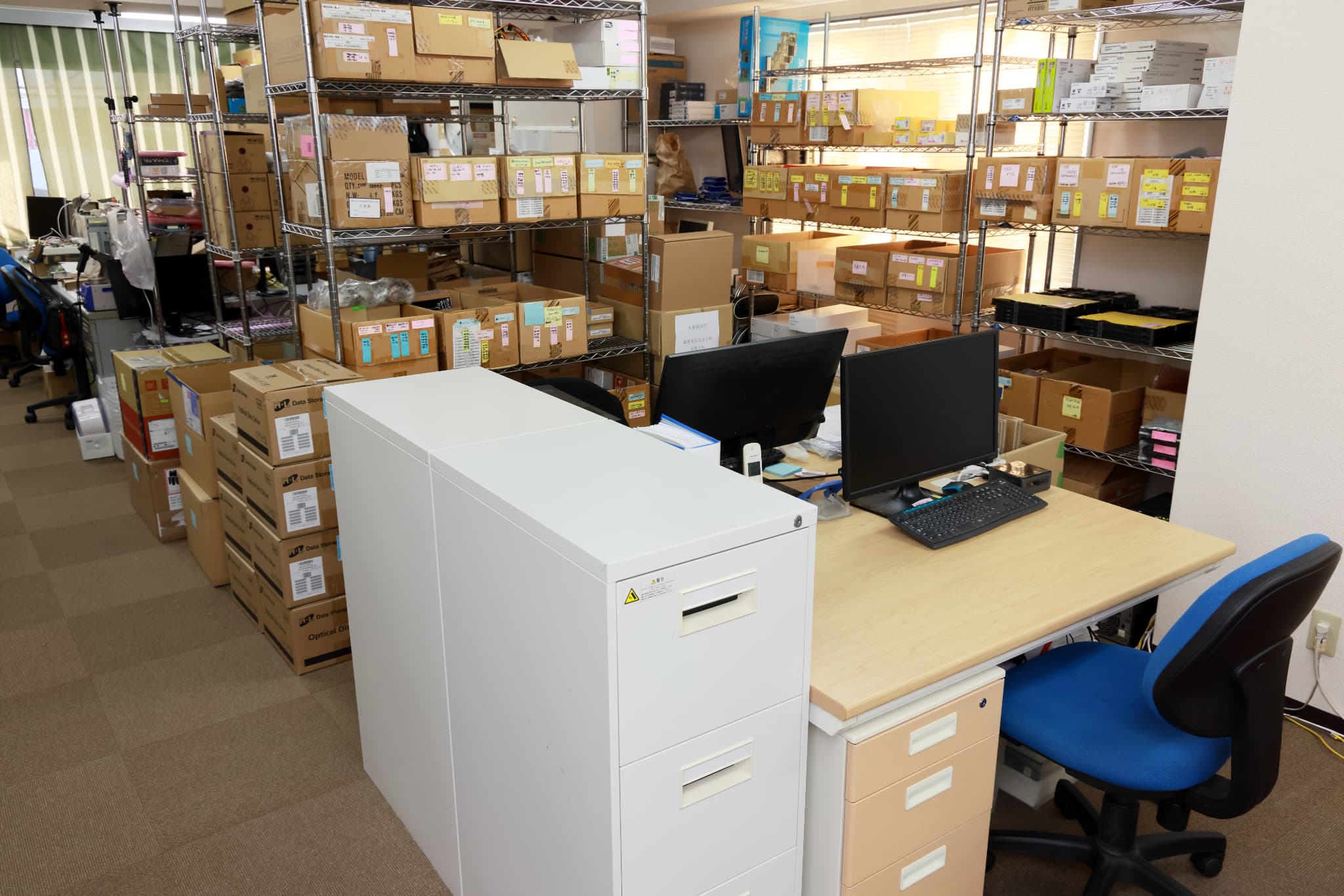 青く照らされたパソコンの基盤