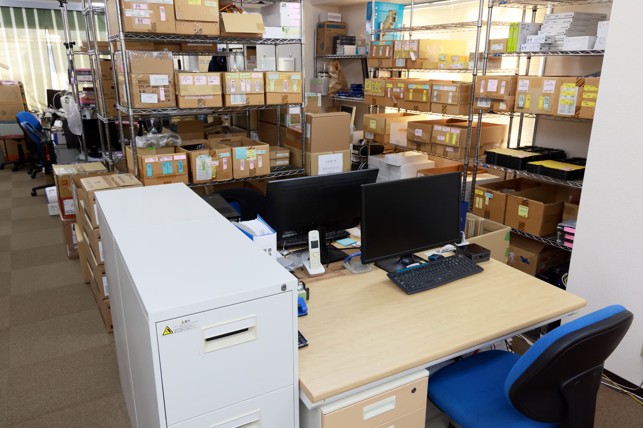 ノートパソコンにタイピングする男性