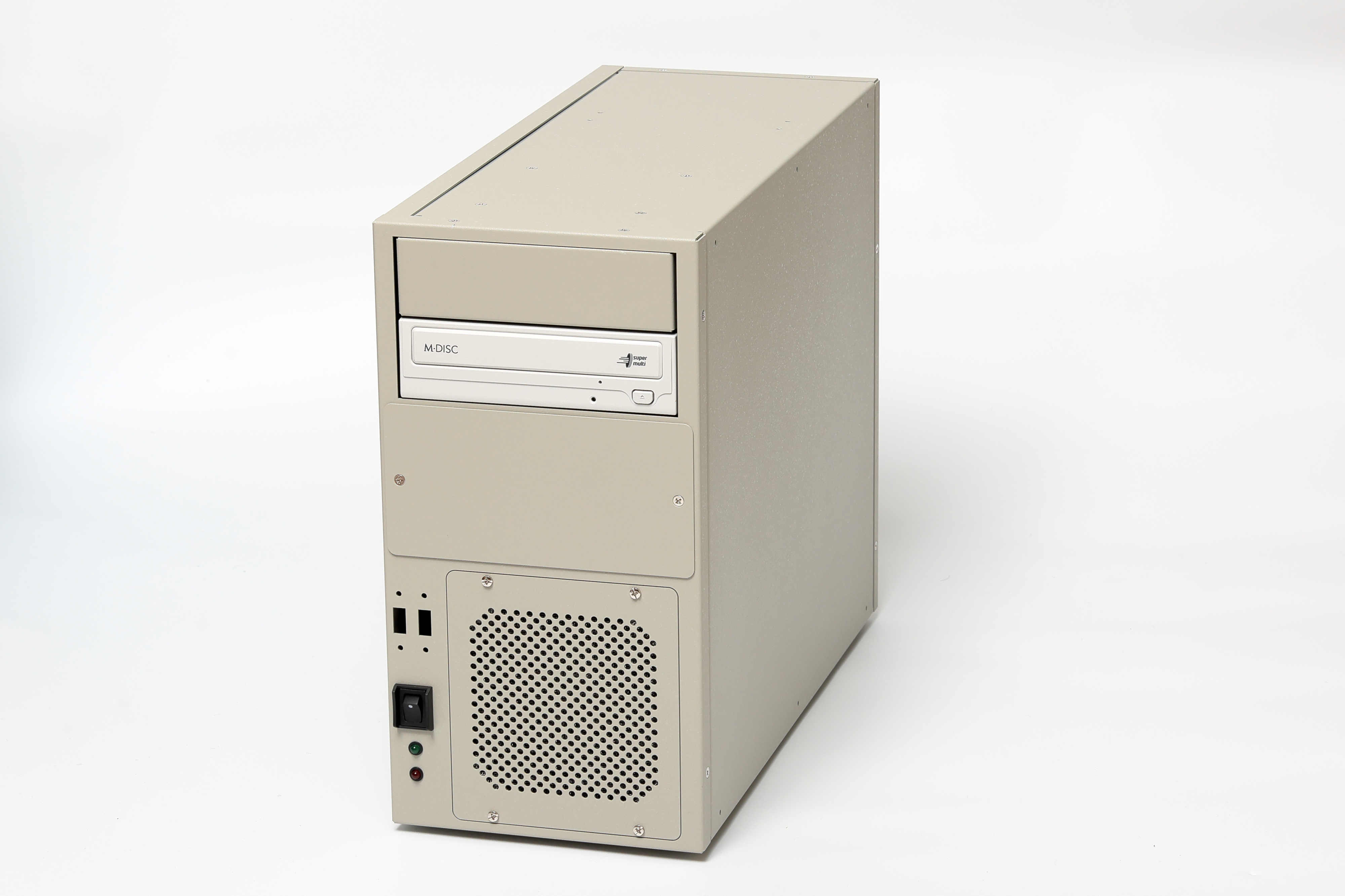 ノートパソコンでタイピングする男性