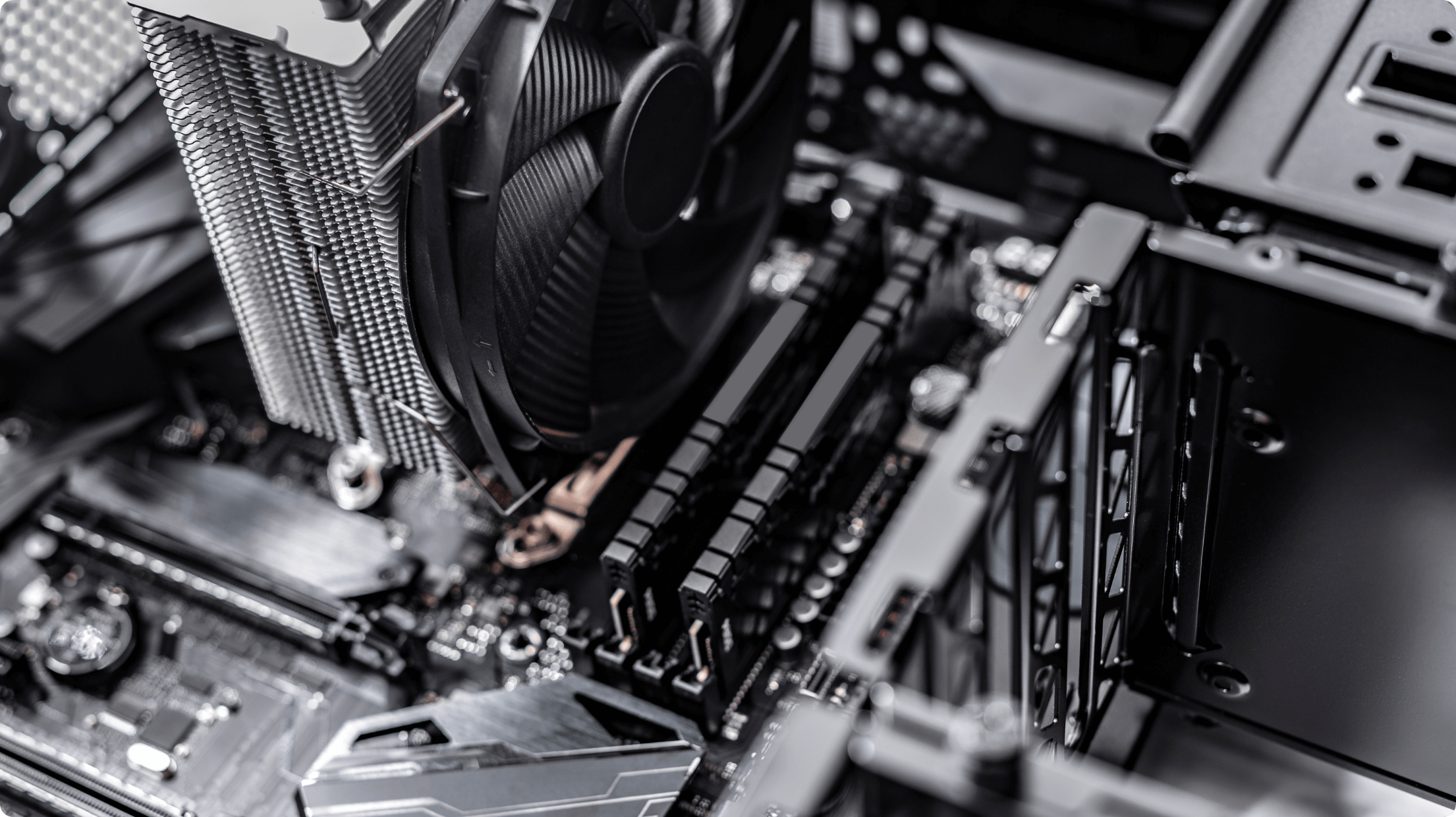 パソコンの黒い基盤とファン