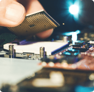 基盤にパーツをはめる作業員