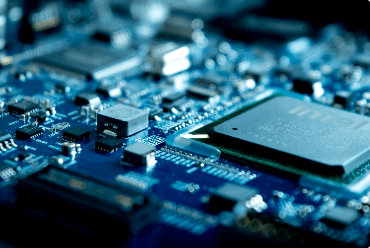 青く照らされたパソコンの基盤部分