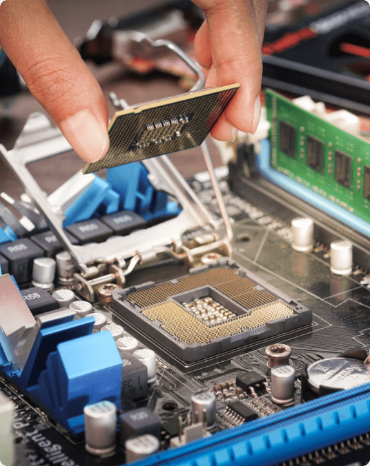 基盤にパーツを取り付ける作業員