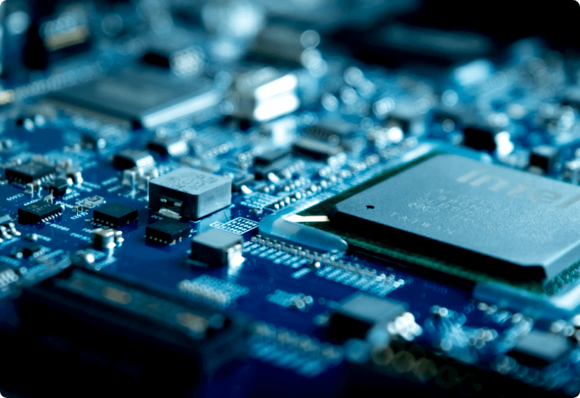 パソコンの基盤にパーツを取り付ける作業員