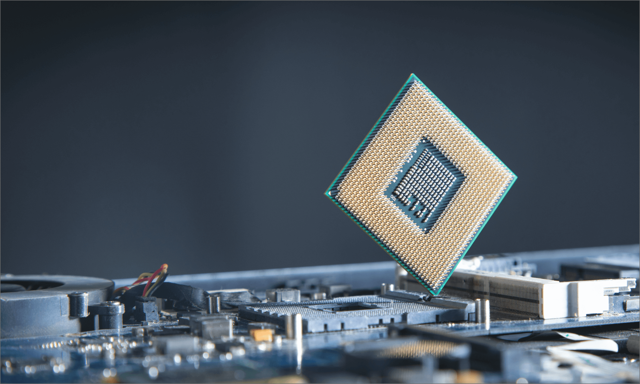 PC本体の裏側とひし形の基盤