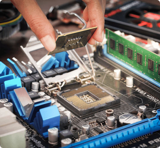 基盤にパーツを取りつける作業員